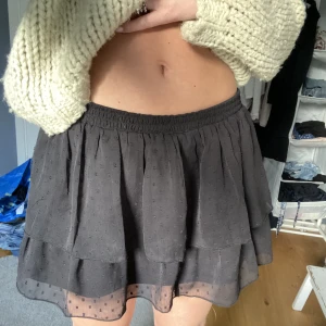 Volangkjol - Säljer min fina volangkjol då jag inte har någon användning för den längre! Använd 3 gånger. (Stretchig)