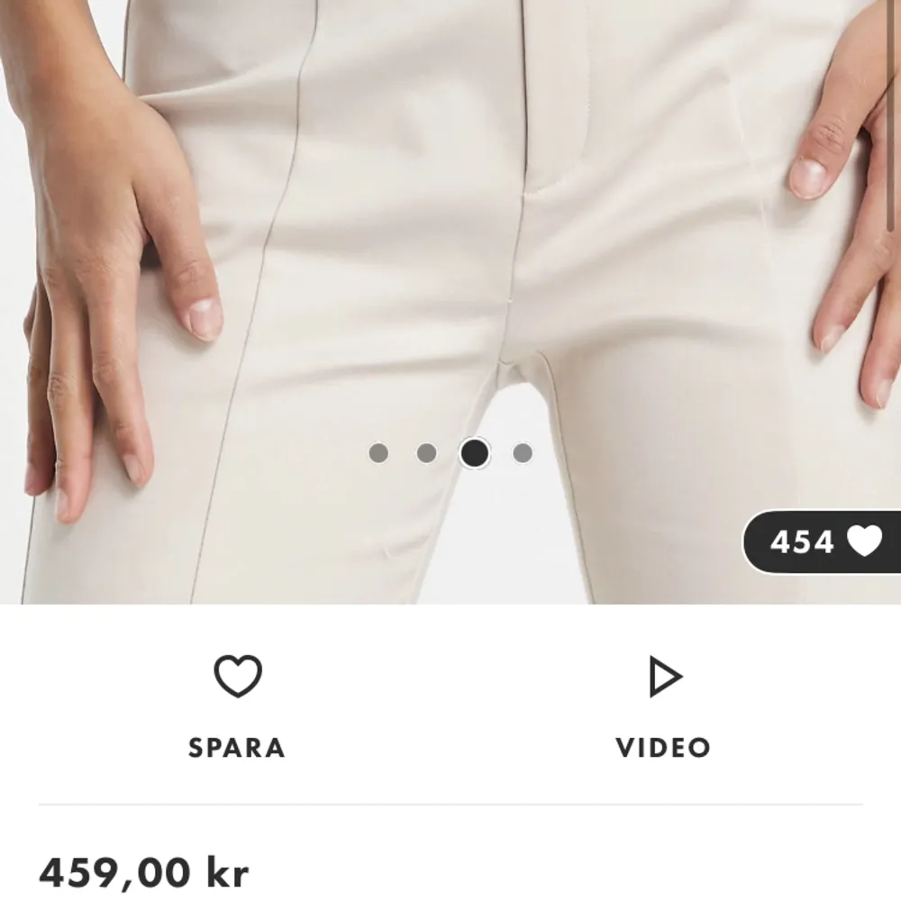 Snygga och sköna byxor från Asos i storlek 36. Stor i storlek! Slits framtill. Köpt för 459kr. Använda 2 gånger. . Jeans & Byxor.