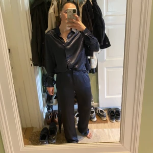 Samsoe satin set  - Säljer detta magiska oanvända mörkblå satin set från Samsoe, båda delarna i storlek S och ganska oversize i storleken. 