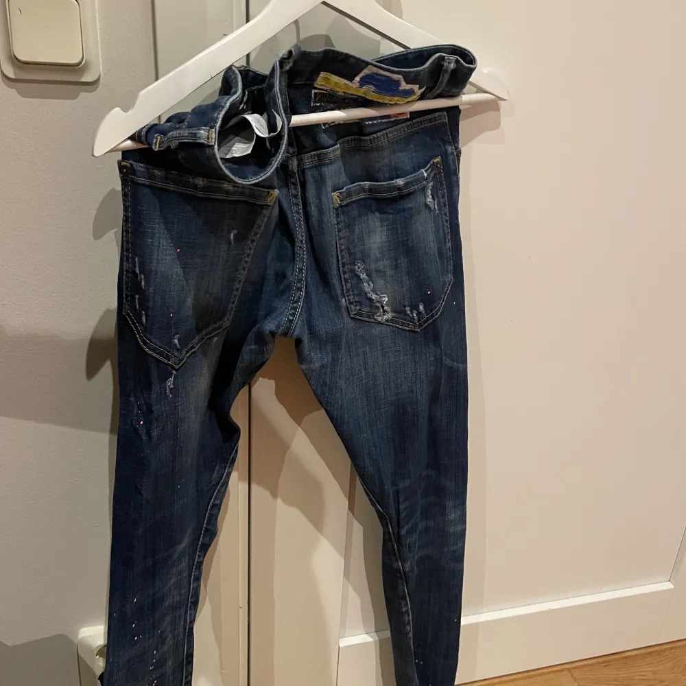 Hej, säljer nu mina gamla Dsquared2 byxor i storlek 46 (Sexy Twist Jean) byxorna har ett mindre hål i höger bakficka därför är priset så lågt. Låda finns även kvar från beställning.. Jeans & Byxor.