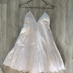 Zara klänning - Urgullig, populär klänning från Zara. Köpt förra sommaren och är endast provad på. Tror klänningen inte finns tillgänglig i varken butik eller online längre. Det är en riktig drömklänning nu till sommaren. ☀️🌸