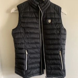 Svart väst  - Svart väst näst intill helt oanvänd storlek women s 