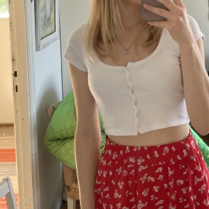 Vit crop top - Söt och praktisk liten vit top i tjockt stretchigt material. Säljer då jag tycker den sitter lite tight. Endast använd en gång.