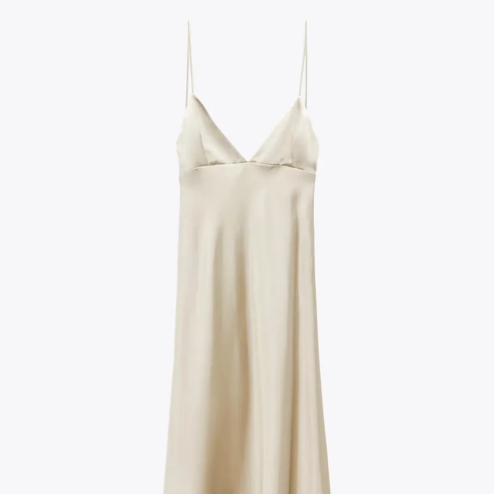 Otroligt fin klänning från Zara som jag tänkte ha på min bal! Färgen är grå/beige😊 Aldrig använd . Klänningar.