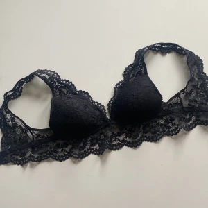 Bralette från Ginatticot - Så gott som ny bralette från Ginatricot. Sparsamt använd. Storlek XS. 