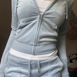 Juicy set  - Blått juicy sett använt 2 gånger, säljer pga används inte, tröjan är xxs och byxorna är xs💙💙