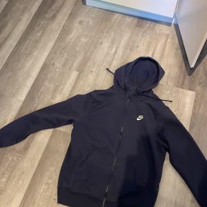 Nike kofta ,  - Använt fåtal gånger , sjukt bra skick , vill sälja den då den är lite för stor för mig ,köpt för 600 kr , dma för mer bilder eller om du har några frågor 