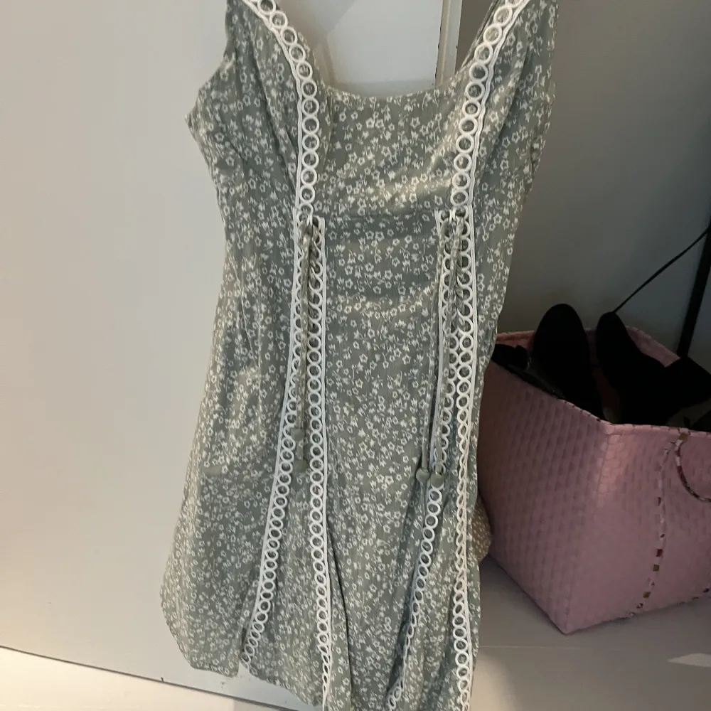 Säljer denna klänning från Saints Secret, köpt i Australien. Nypris runt 800. Strl s. ☺️. Klänningar.