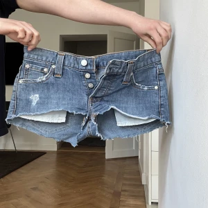 Jeansshorts - Säljer dessa snygga jeansshorts från Levis <3 midja 36 cm. Möts upp på Östermalm eller fraktar 😇💕(tyvärr för små så har ingen bild på)