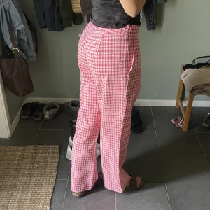 Byxor - Oanvända byxor i luftigt material från Stockhlm studio! Nypris 600 kr men är slutsålda på hemsidan.