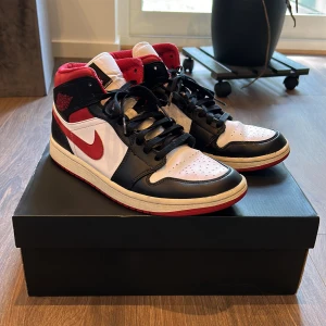 Jordan 1 mid gym red  - Jordan 1 gym red i kanon skick med box. Skick 8-9/10 i storlek 43. Bara att skriva vid frågor eller funderingar! :)
