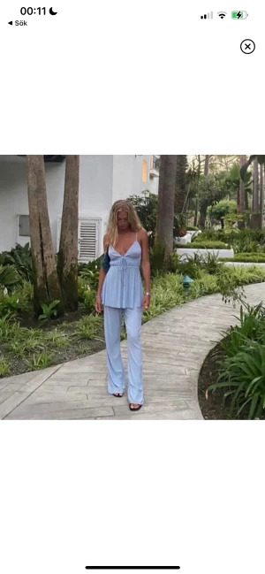 Blått set - Väljer nu att sälja mitt fina blåa set från zara som ni ser på bilden🌸 inga skambud och priset gäller för setet Lånade bilder🌸 bud på 400kr nu!