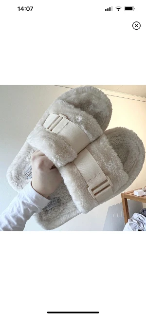 Fluffiga tofflor  - Säljer nu mina älskade tofflor från truffle collection i strl 40!💕 beiga & i superbra skick🫶 jag har strl 39 men hqr använt de ändå även om de är lite stora ❣️❣️🤝 använd gärna köp nu!🥰