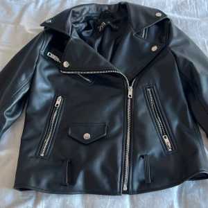 Zara skin jacka - Xs skinjacka från zara. Köpt 1 år sedan aldrig använt. 