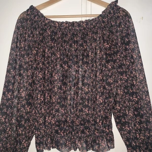 Blus - Underbar blus från Gina Tricot, perfekt nu till sommaren 😍