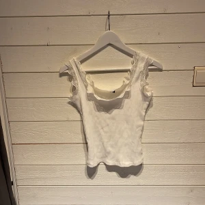 Vitt linne  - Vanligt linne med spets runt kanterna 