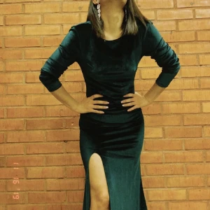 Sammets klänning - Väldigt vacker och skön sammetsklänning 💚perfekt för bröllopsfesten eller balen ✨från hemsidan Nelly. 