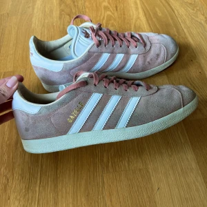 Adidas Gazelle Sneakers - Snygga Adidas Gazelle skor! Väl använda så inte så bra skick därav priset. Skriv om du har några frågor💕