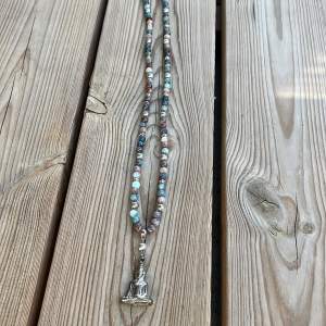 Långt vackert halsband med kristaller i oceanjasper med en buddhafigur. Halsbandet inhandlat för några år sedan från Kristallrummet.  Ny pris 399kr nu 100kr