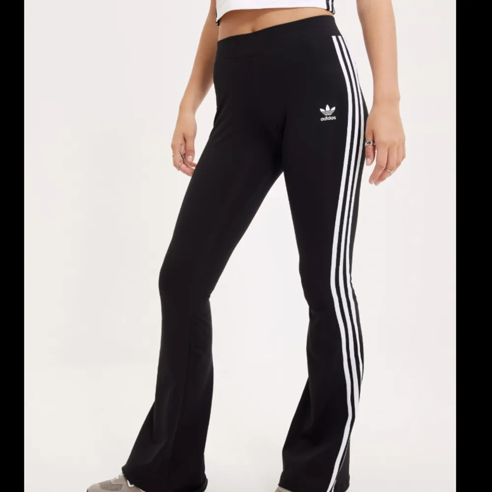 Adidas tights/leggings 3 stripes Yogapants. Jeans & Byxor.