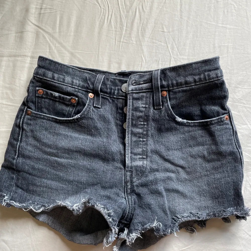 Vintage jeans shorts med jättefin tvätt och väldigt fina. Shorts.