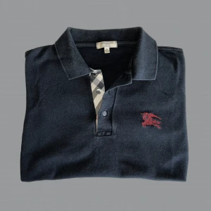 Burberry Piké  - Skitsnygg Burberry piké perfekt till sommaren 🤩 Smått urtvättad, annars toppenskick. Storlek M, funkar även bra för S. Kom privat för frågor/bilder osv. 🤝