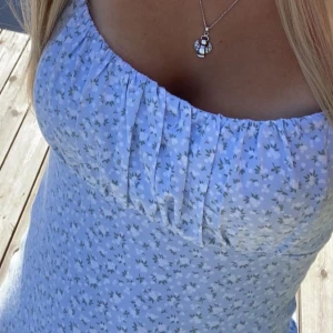 Klänning från hollister  - Klänning från hollister använd 2 gånger, går att justera banden!🩷 tyvärr lite kort på mig