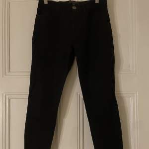 Svarta jeans från Bana Republic, inköpa i USA (strl 4 = 36). Slim men stretchigt material. Fickor fram och bak. Använda ett fåtal gånger, i gott skick.
