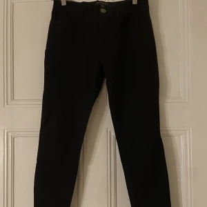 Jeans från Banana Republic - Svarta jeans från Bana Republic, inköpa i USA (strl 4 = 36). Slim men stretchigt material. Fickor fram och bak. Använda ett fåtal gånger, i gott skick.