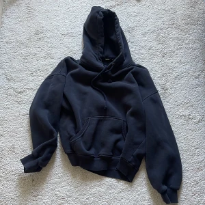 Hoodie - Snygg oversize hoodie från bikbok i väldigt bra skick🖤