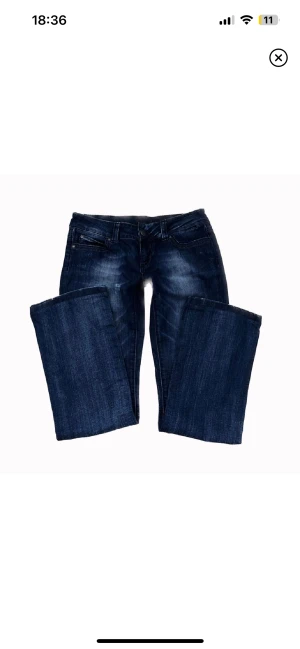 Lågmidjade Y2K bootcut jeans - Coola lågmidjade y2k bootcut jeans! Midjemåttet: 38,5cm tvärsöver Innerbenslängden: 75cm PS: kolla igenom mitt konto ni kommer hitta många y2k och vintage plagg!