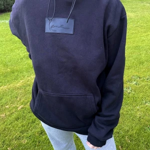 Svart huvtröja  - En svart oversized huvtröja i bra skick! Storleken är XL och modellen är en small/medium! 