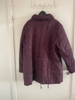 Höst/ vitnterjacka  - Den är som ny för den är bara använd ett få tal gånger av en släkting till mig 