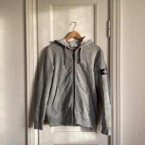 Stone Island Zip - Tjena, säljer denna SI tröjan, mycket fint skick 8-9/10. Har bytt patch på den till en ghost patch då jag tyckte det passade bättre till det gråa. Självklart äkta som ni kan se på sista bilden. 