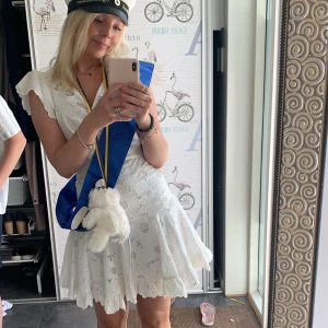 Studentklänning  - Säljer min jättefina klänning från Sandro Paris. Nypris 3000 kr , använd endast 2 gånger så den är i perfekt skick😊storlek 34 