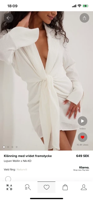 Studentklänning  - Vit klänning från Lovisa Wallins kollektion med NA-KD. Oanvänd med lappen kvar då jag hittat en annan. Storlek S. Hör av dig vid frågor💕