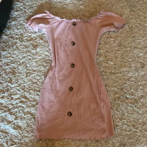 Klänning - Säljer fin rosa klänning i storlek xs. Passar xxs också. 