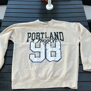 Collegetröja - Collegetröja storlek S men baggy. Använd fåtal gånger