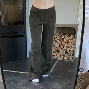 Mörkgröna cargopants  - Mörkgröna cargopants i nyskick, midja 41 cm rakt över, innerbenslängden ca 81 cm, stora fickor fram! 