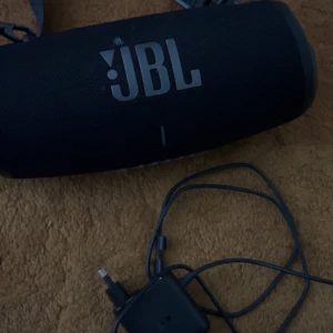 Jbl xtreme 3 - Den senaste jbl högtalaren i xtreme 3 serien perfekt för sommaren rem och laddare ingår den har nån fläck som jag torkar bort när du får den
