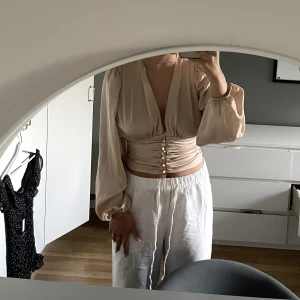 Guld/beige topp - Guld/beige blus, passar perfekt till en utekväll! 