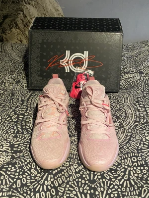 KD 15 aunt pearl - KD aunt pearl i storlek 46. Låda extra snöre inkluderat. Skon är använd drygt 5 gånger på smutsigt golv (bara inomhus) så sulan är inte glasklar annars e skons skick i en stabil 9.5/10. DM om ni har frågor.