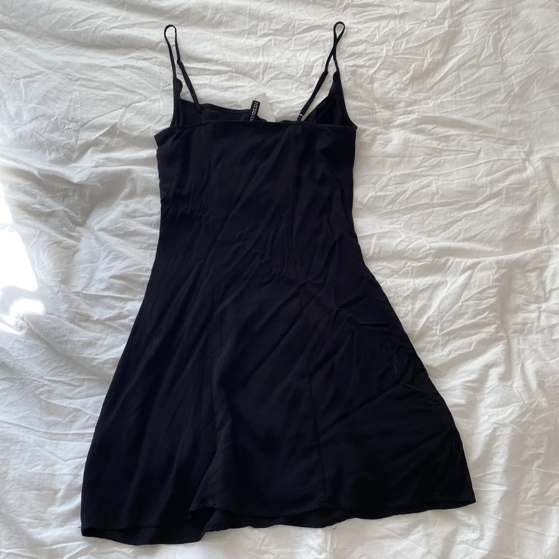 Svart figursydd klänning - 90