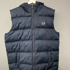 Sergio Tacchini väst - Mörkblå Sergio Tacchini väst i storlek xl. Säljer då den inte är min storlek.