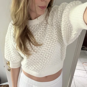 Stickad trekvarts ärmad - Sååå fin stickad tröja från lindex som nu är slutsåld, säljer då jag redan har en liknande! Storlek S men skulle säga att den passar XS-M beroende på hur man vill att den ska sitta. Köpt för ca 500 endast använd två gånger🩷