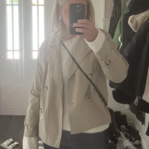 Trenchcoat kort - Helt ny trenchcoat från Monki strlk M! Beställde både S och M, valde S och därför säljer jag nu M. Pris kan diskuteras! Nypris 650
