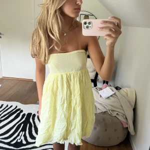 Klänning  - Intressekoll på min suuuper söta ljusgula klänning! Perfekt till alla tillfällen i sommar☀️Lite skrynklig nu, ännu finare när den är strykt! Köpt utomlands för ett år sedan, nypris var 90 euro!