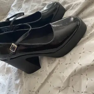 Svarta Mary jane pumps, wide fit, jätte bra skick, använda tre gånger! 