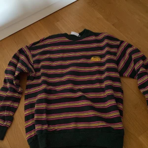 junkyard Sweatshirt  - Mörkgrön sweatshirt från junkyard storlek S, fint skick