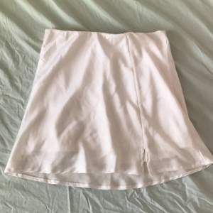 Vit kjol med liten slitz, utsåld från Gina Tricot. Silkigt, fint material 🦋